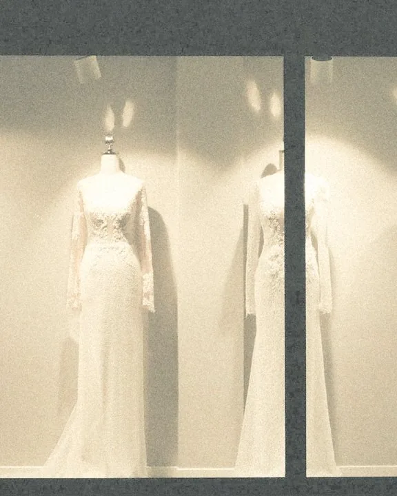 Escaparate de alta costura con vestidos blancos