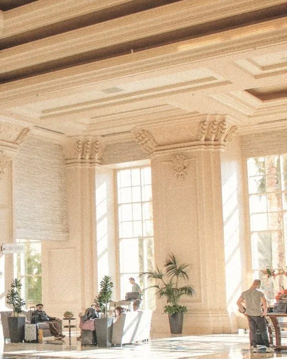 Vestíbulo de un gran hotel bañado de luz
